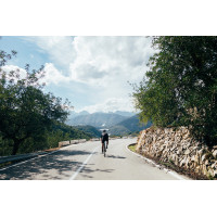 ciclista-bicicleta-al-atardecer-carretera-montana