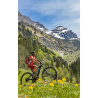 mujer-mayor-bicicleta-montana-electrica